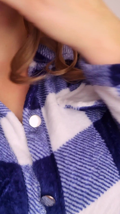 MILF montel menunggang dildo. Tetek melantun besar.