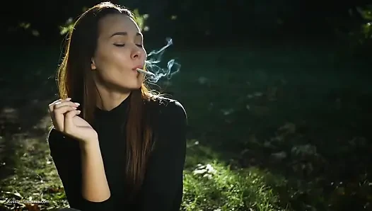 Cewek cantik rusia yang menggoda lagi asik merokok di luar ruangan