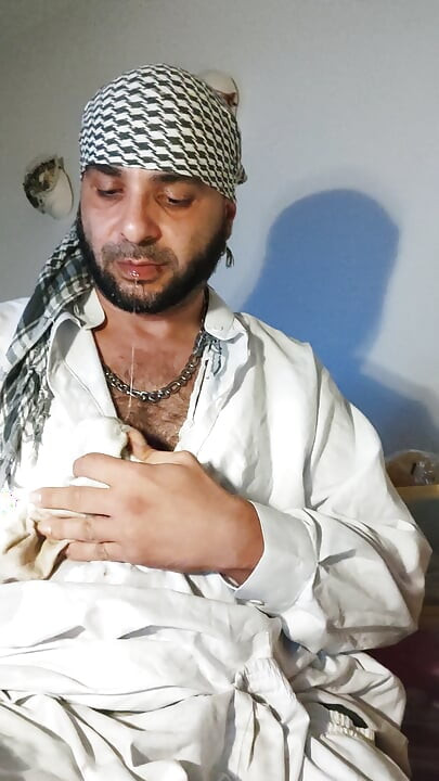 穿着阿富汗衣服的肮脏垃圾兄弟, 甲板袜子撒尿和喝尿