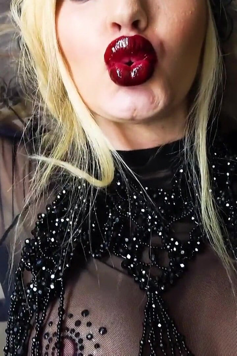 Ciuman pengantin perempuan (Bibir Unholy)