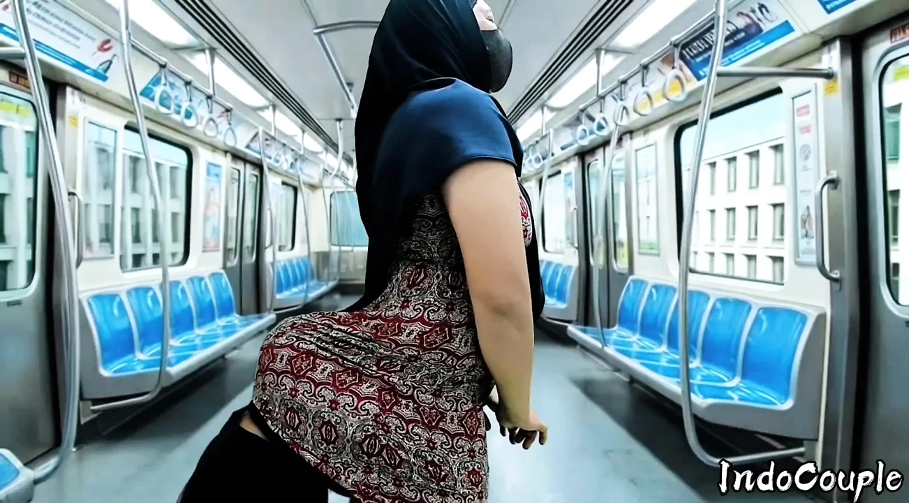 Hijab asia semok disetubuhi di dalam kereta Hijab Busty asian fucked inside a train