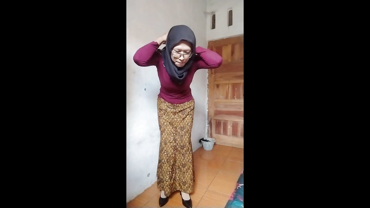 Mitha Tgirl Try to Masturbate Alone