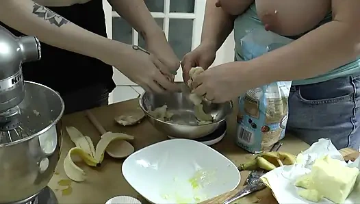 Обнаженная лесбиянка грязно готовит