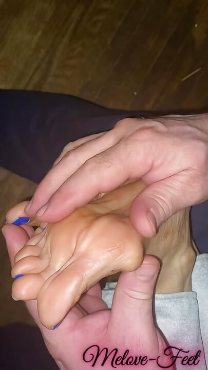 Naelor masira Meloveina stopala i duge seksi prste u plavom laku za nokte