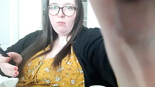 İri güzel kadın ssbbw göbek balık ve cips dolduruyor