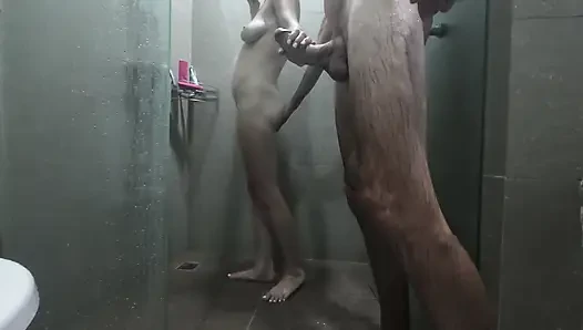 Mein nachbar kommt jeden morgen zu mir, nachdem mein freund zur arbeit gegangen ist und er mich unter der dusche trifft, voll bereit zu gehen