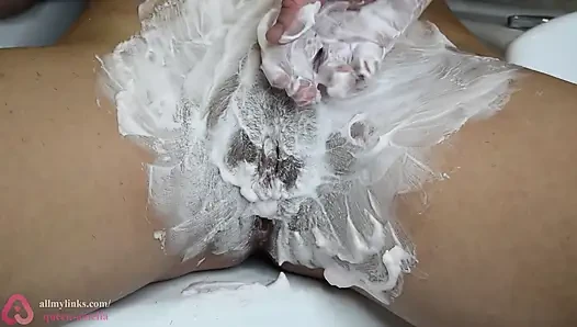 Mencukur memek berbulu dengan busa cukur semangka!
