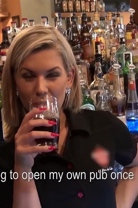 Openbare ophaaldiensten - amateur Baremaid Rihanna Samuel met kleine tieten neemt een grote pik voor geld