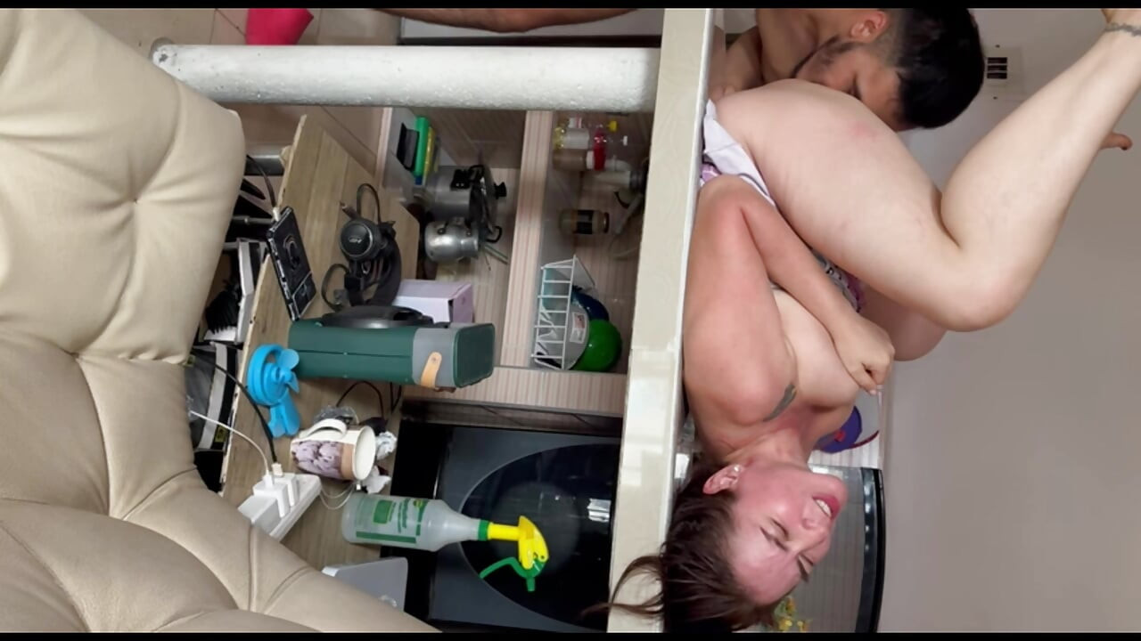 Sie Masturbiert Oben Auf Dem Esszimmer Und Spritzer Gehen Weiter, Hör Nicht Auf