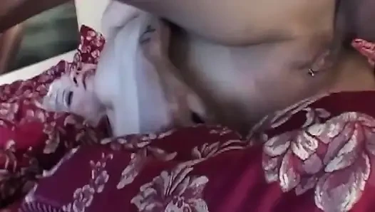 Blonde MILf würgt hart an massivem bbc-schwanz