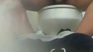 Lớn đen vòi nước lén lút một hạt trong phòng tắm công cộng