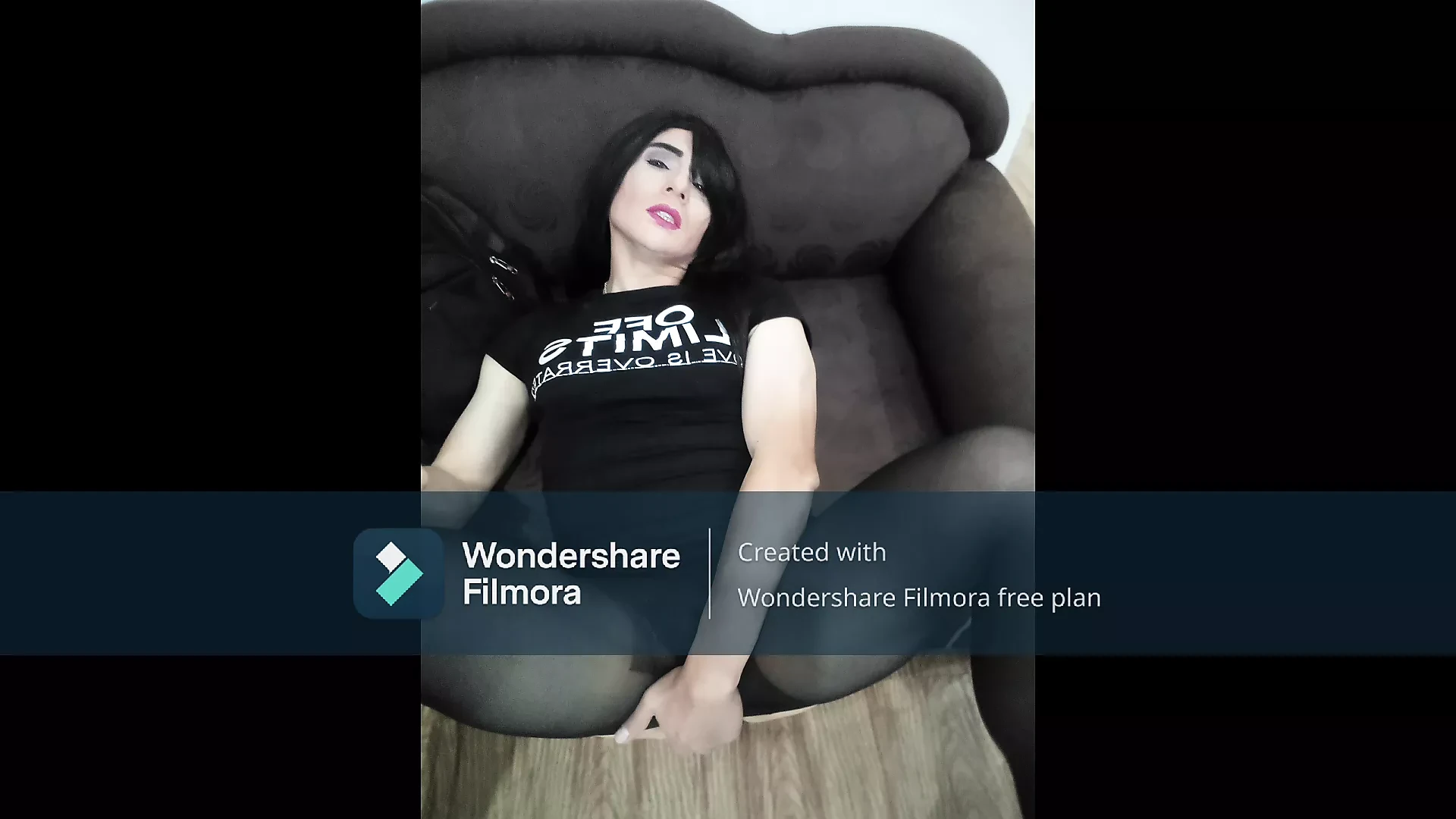 Travestit destul de sexy purtând lenjerie