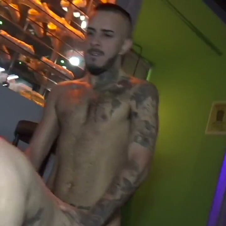 Romain transa com o pto tatuado dele