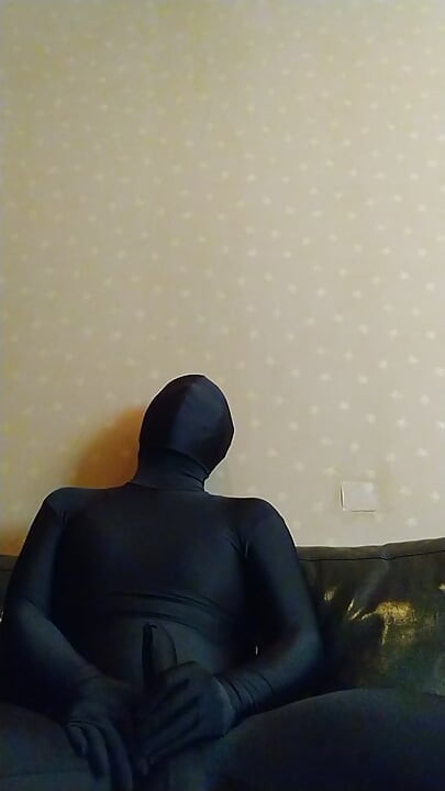 I masturbated comfortably with no makeup, muzzle and nose hook, and full body tights!