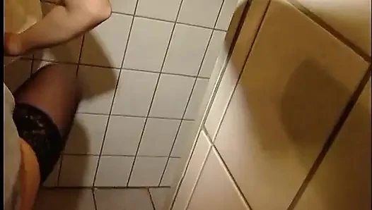 Amatör esmer genç kız büyük yarağı emiyor ve domalarak sikiliyor