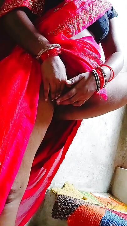 Desi girl ne sidhiyon Mein Chudai karte hue