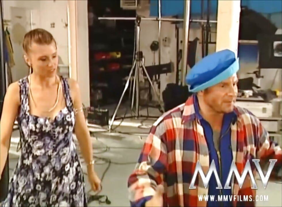 Η Cindy Carrera υγραίνει το μουνί της γλείφοντας