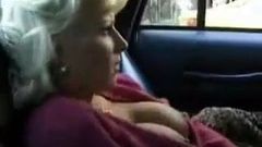 Cô gái thủ dâm trong một ny taxi qua snahbrandy
