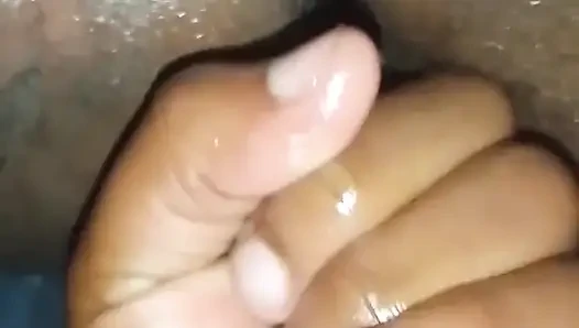 Aku ngocok dan fingering lubang pantat biseksualnya