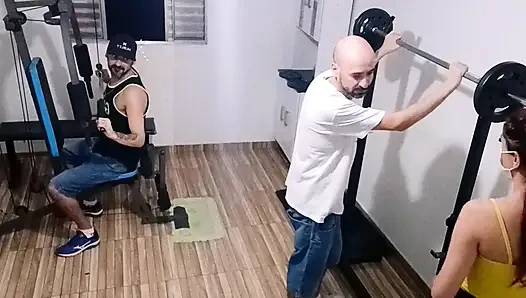 Ehefrau betrügt ihren Mann im Fitnessstudio hinter seinem Rücken!