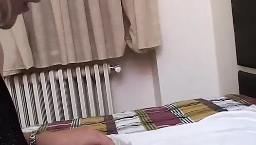 Tante tiriku adalah guru seksku