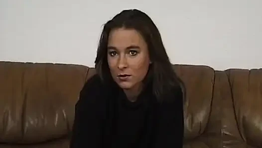 Perfektes teen aus deutschland zeigt ihren bh beim casting