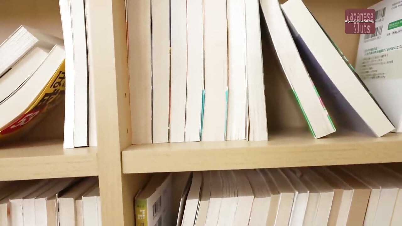 Счастливый засвет трусиков превращается в исповедь и камшот - часть 3