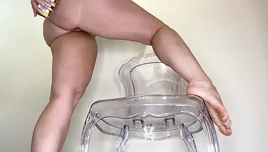 Godain cewek baby oil dengan pantat bahenol yang lagi gemetar