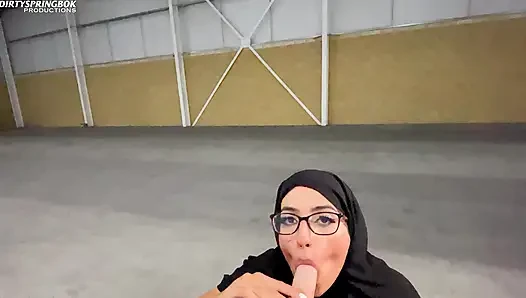 Müslüman evli kadın otoparkta sikiliyor