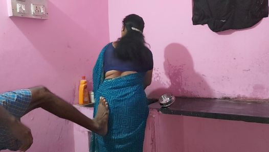 Madrastra estaba lavando los platos en la cocina y un joven tuvo sexo con ella