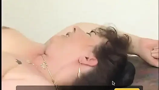 Brünette reife dame reitet den schwanz ihres jüngeren liebhabers