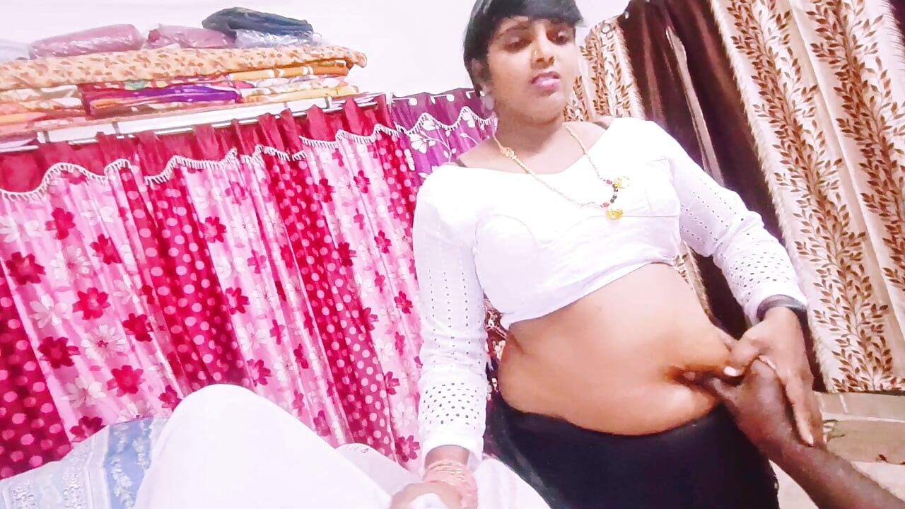 Ibu rumah tangga cantik dengan kain sosis hitam selingkuh sayangnya ngentot ayah suaminya telugu sambil ngomong jorok.