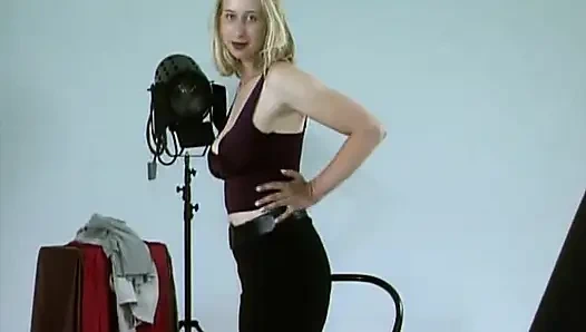 Эта немецкая блондиночка любит показывать свои идеальные сиськи на кастинге