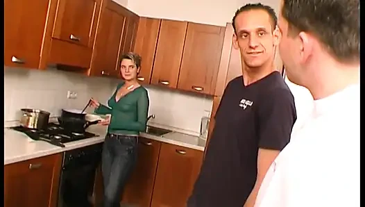 Jilat memek sambil fingering memek dan fetish seks threesome di dapur