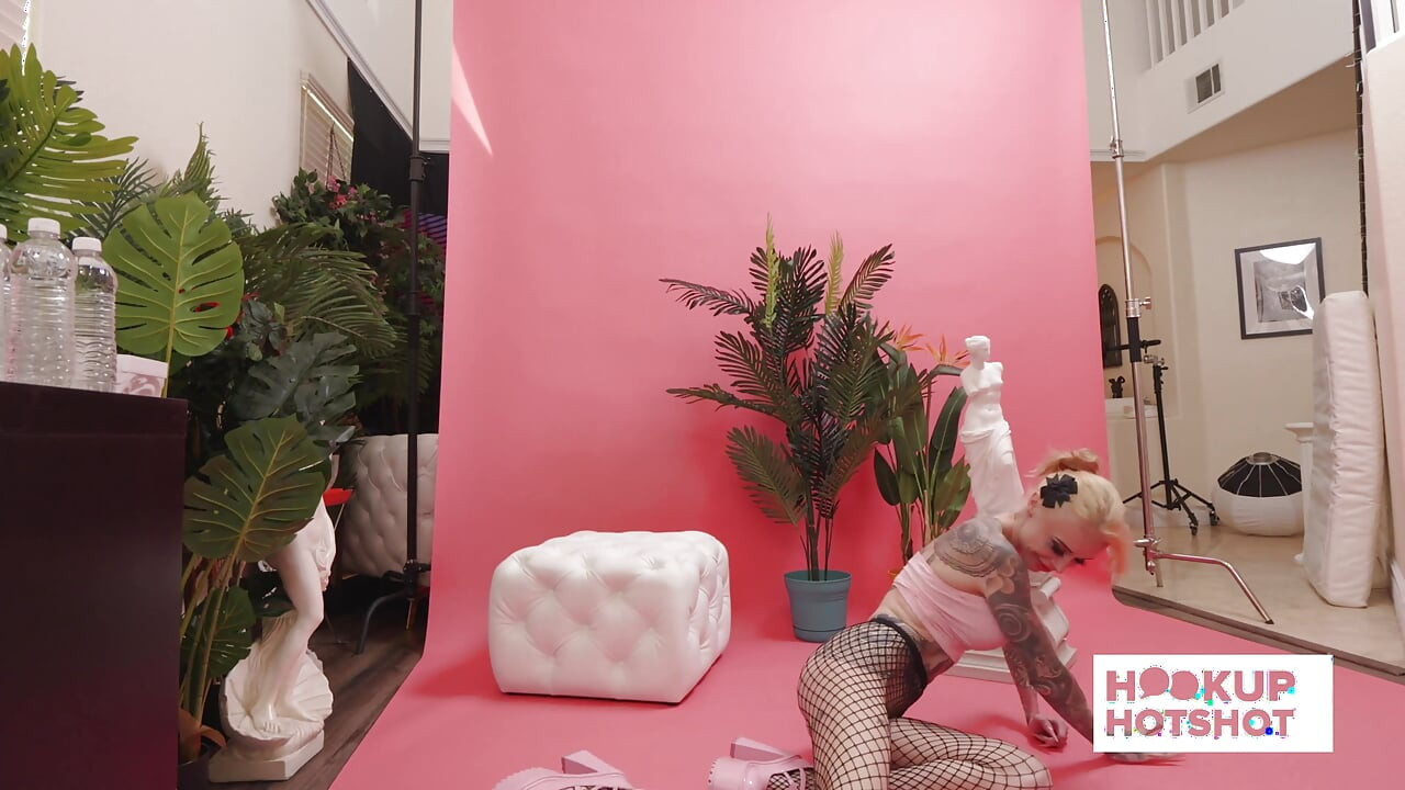 BTS - Sasha Beart experimenta roupas em um momento brincalhão nos bastidores!