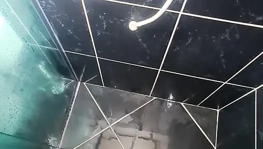 Banyoda çok zengin ve lezzetli mastürbasyon