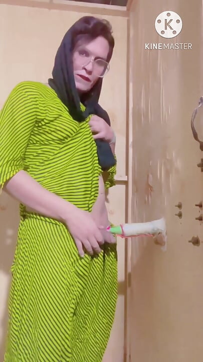 Brincando com meu vibrador caseiro.