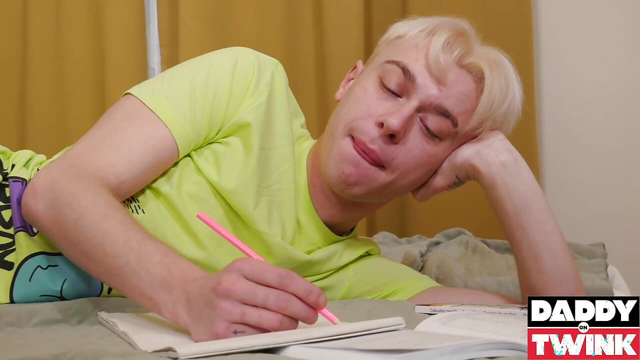 DADDYONTWINK Plavuša Twink Danny Junior bez kondoma od obješenog frajera