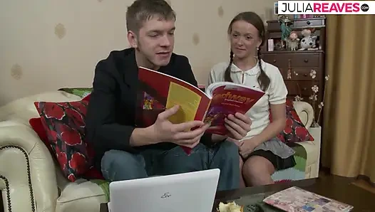 Горячая девушка ест сперму после того, как ее трахнул на обе дырки огромный член