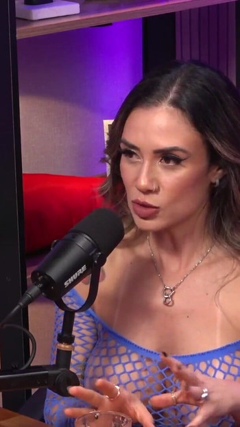 Zapanjujući trenutak iz "Seksi debela cura i nestašna Japanka maze se u kalifornijskom TV podcastu"