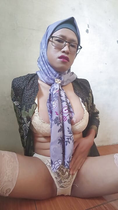 Hijab Shemale Punishes Her Asshole with a Big Dildo