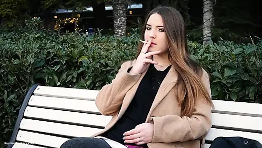 Gadis Rusia Lagi Asik Istirahat Makan Siang Sambil Merokok 3 Cigs Berturut-turut