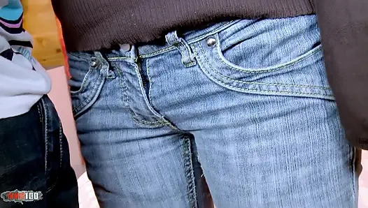 İspanyol hatun Vania Flores sakso ve gırtlağına kadar alıyor - amatör sert boşalma