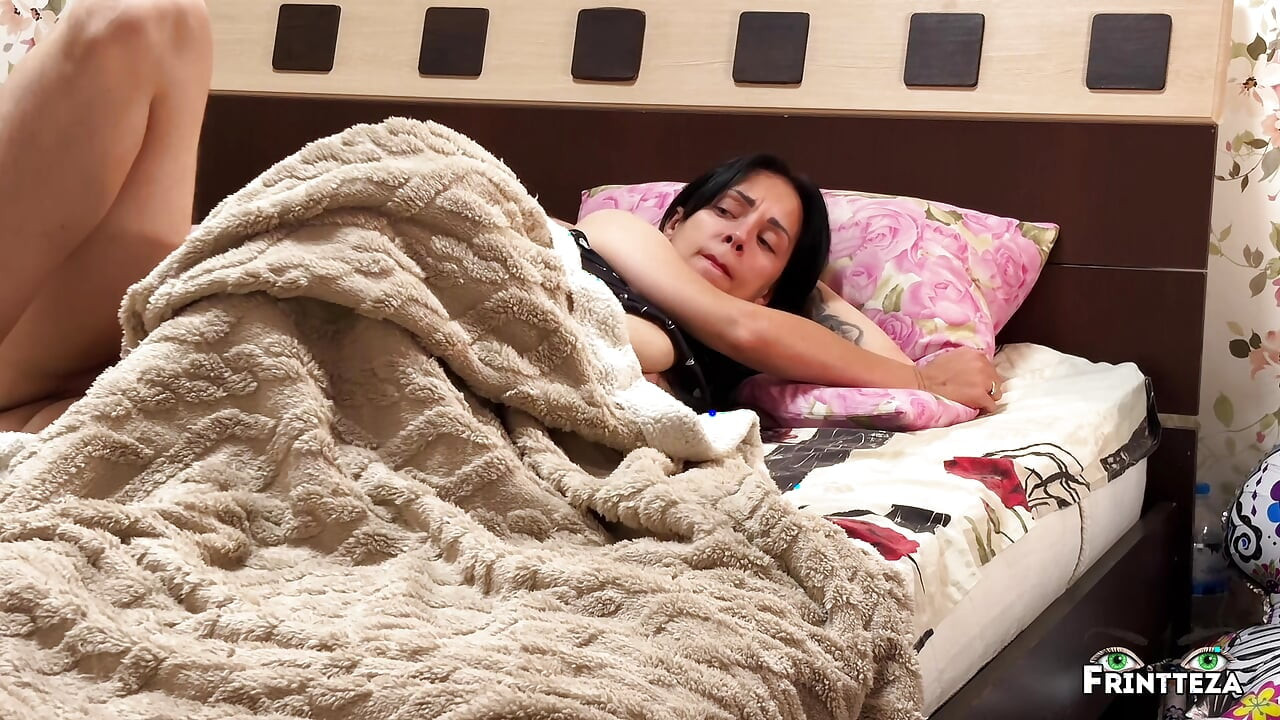 सावत्र आई आणि सावत्र मुलगा बेड शेअर करतात. थ्रोटपाय