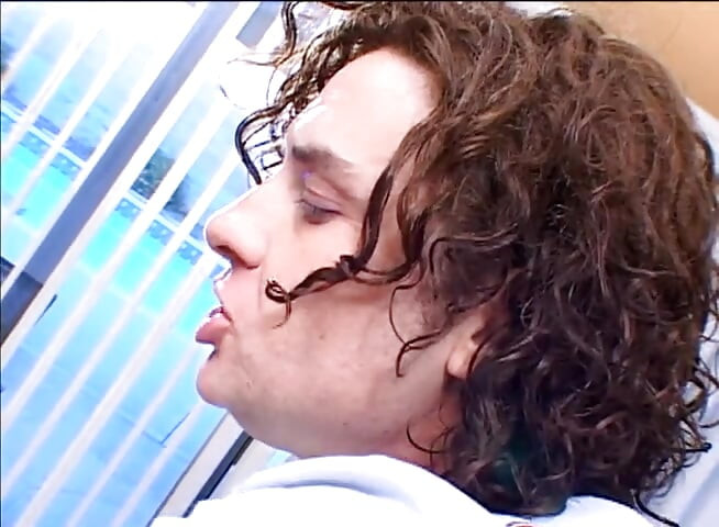 Velho depravado não resiste à bunda de uma jovem loira