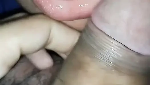 Papa, gib mir deine Milch! Ich lutsche den behaarten Penis meines Vaters, bis er ejakuliert und ich die ganze heiße Milch schlucken kann