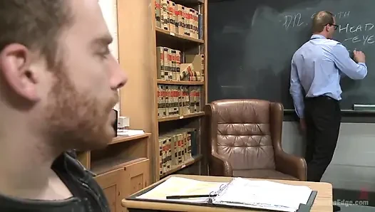 Heteroseksüel profesör sınıfta sikiliyor ve dildo sikiliyor
