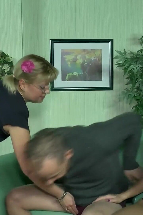 Heidi Fick Schlampe Wild Couch Threesome