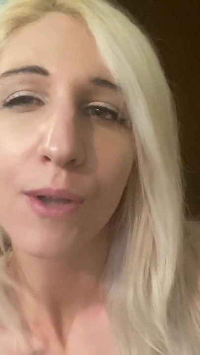 令人啪的时刻“穿着黑色内裤的毛茸茸的女孩抽烟并玩弄恋物癖视频”