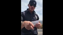 Polizistin ausziehen